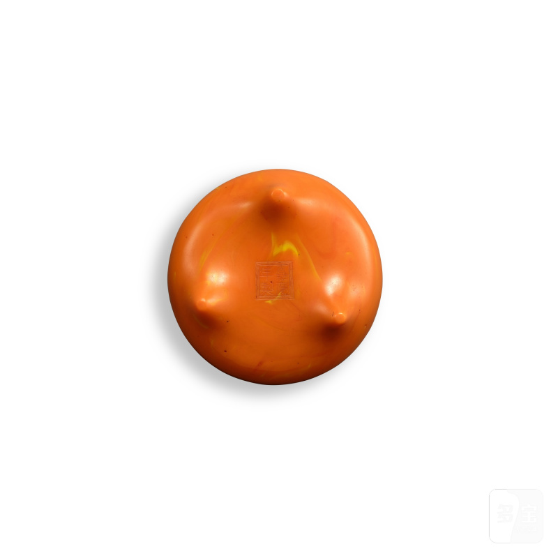A realgar-imitation orange glass tripod incense burner, Mark and period of Jiaqing | 清嘉慶 仿雄黃料雙橋耳三足爐 《嘉慶年製》款 - 图3